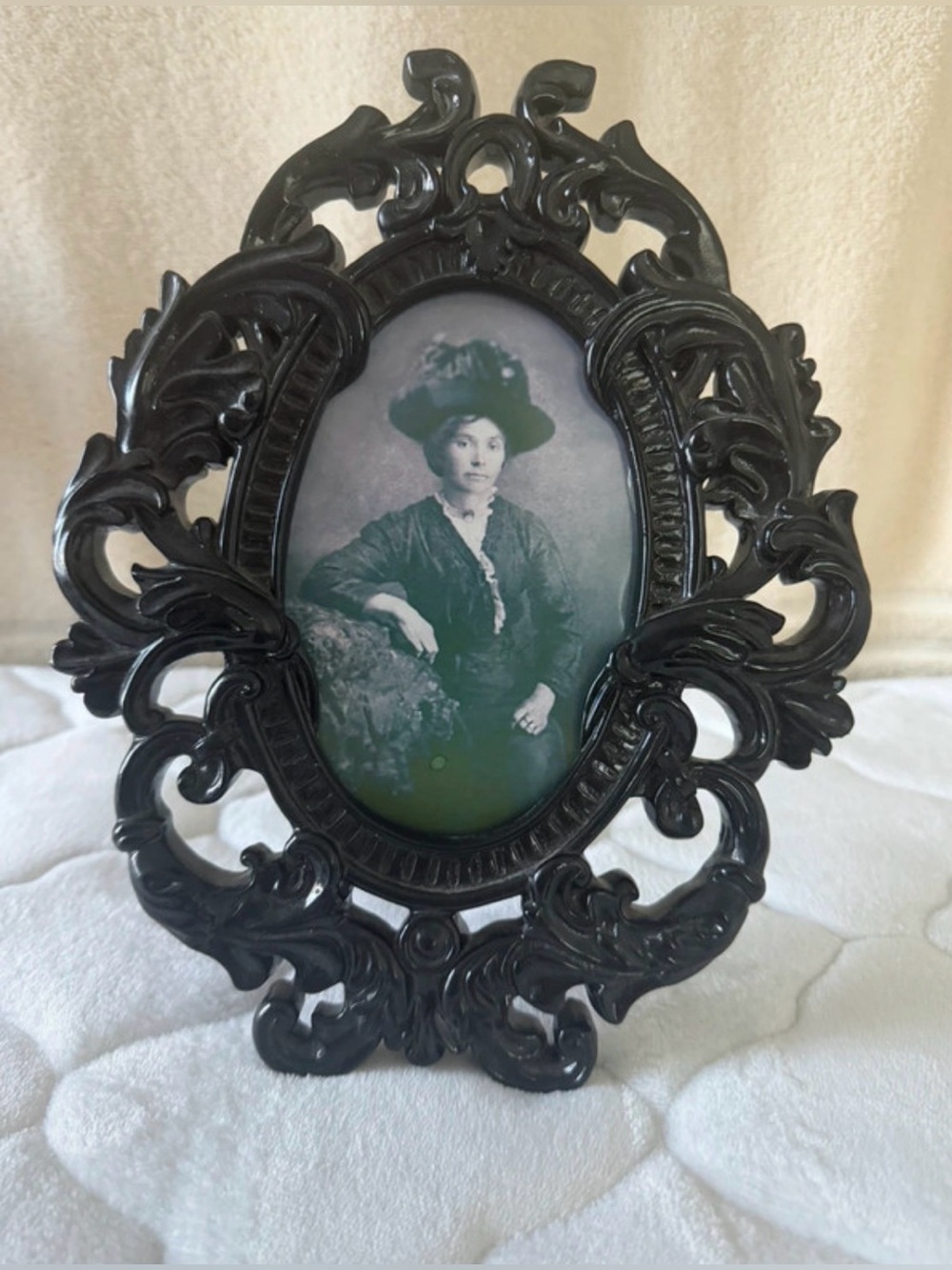 Vintage Black Ornate Oval Photo Frame - Brand Unknown - 4”x6” Period Portrait